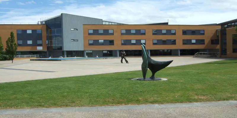 Surrey Üniversitesi