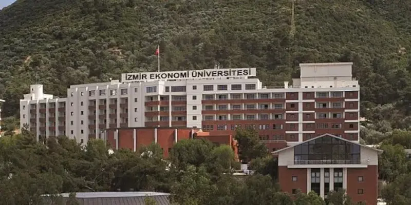 İzmir Ekonomi Üniversitesi