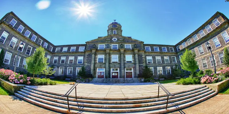Dalhousie Üniversitesi